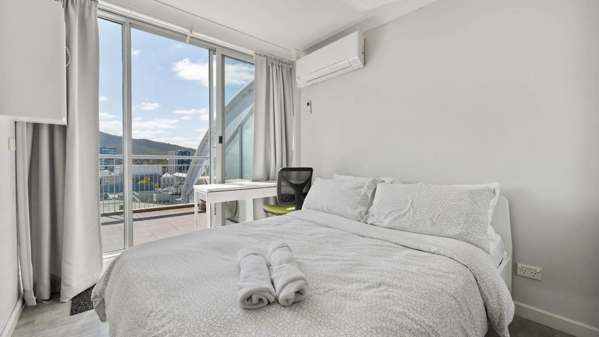 Dana-Private Room In A Shared Duplex Apartment -3 Canberra 0*,  Australia