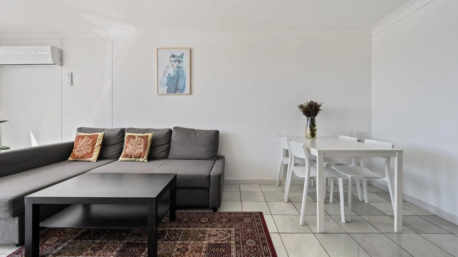Dana-Private Room In A Shared Duplex Apartment -3 Canberra 0*,